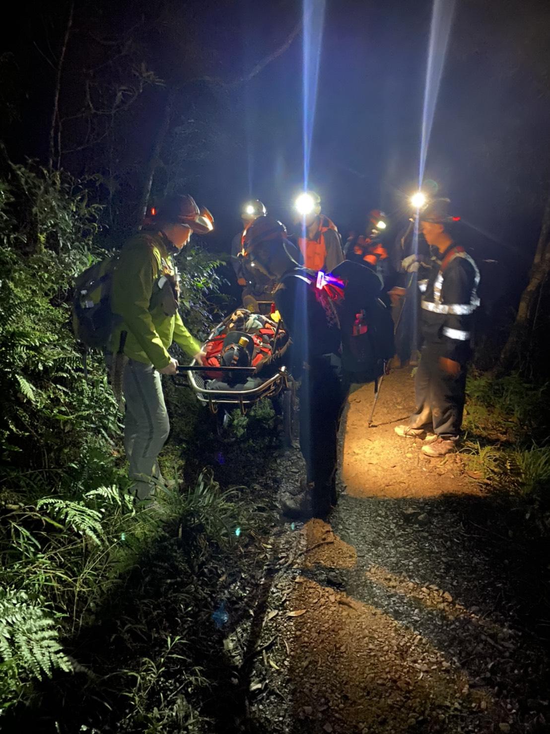 消防隊暗夜山區救援病患送醫 Peopo 公民新聞 消防隊暗夜山區救援病患送醫 Peopo 公民新聞