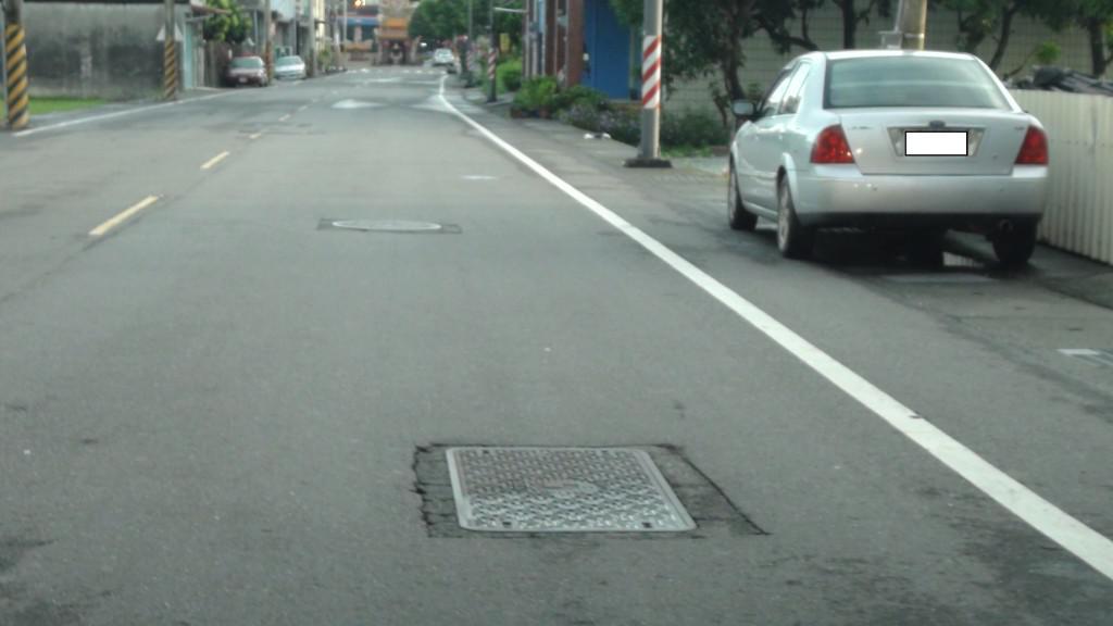 凹凸不平的中華電信人孔蓋 等民眾受傷再處理 損害股東權益 Peopo 公民新聞