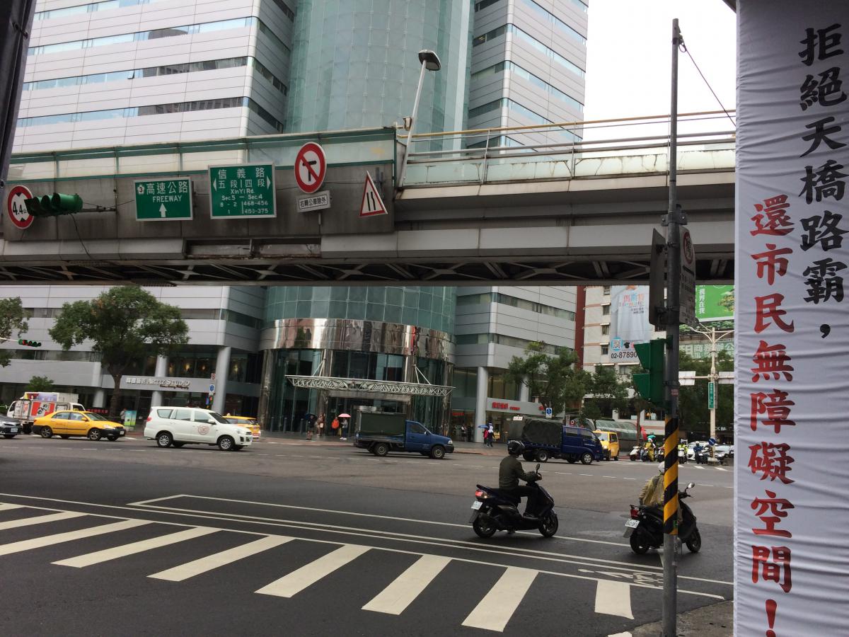 純攝影 台北信義街頭越夜越美麗 101 夜景與車軌初體驗與2019 台北光之饗宴 Ya 隨筆