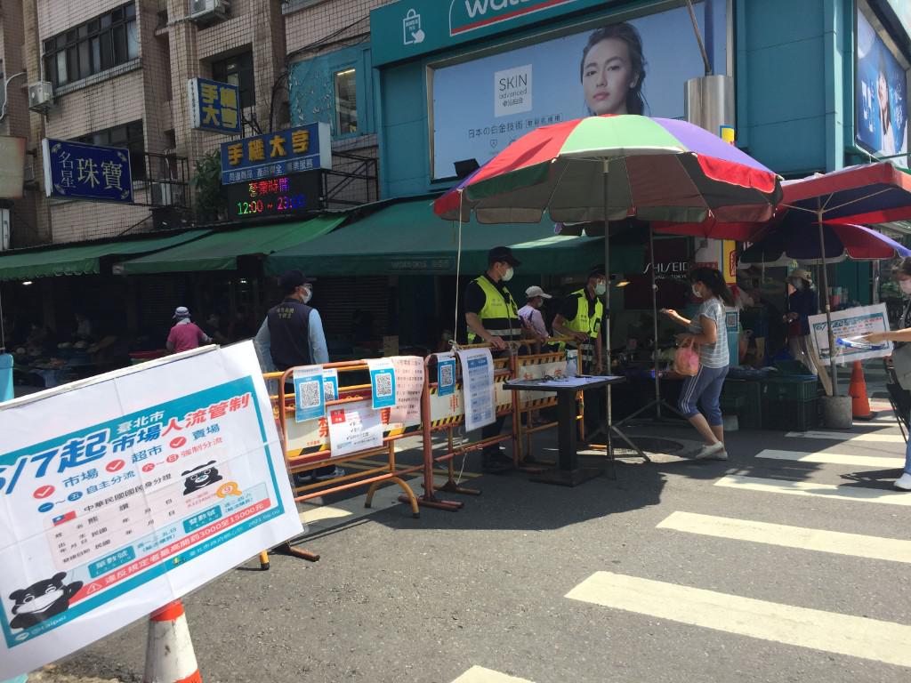 日曬警車無人引擎聲伴隨救護車響 吳興商圈的防疫管制 20210620 Peopo 公民新聞