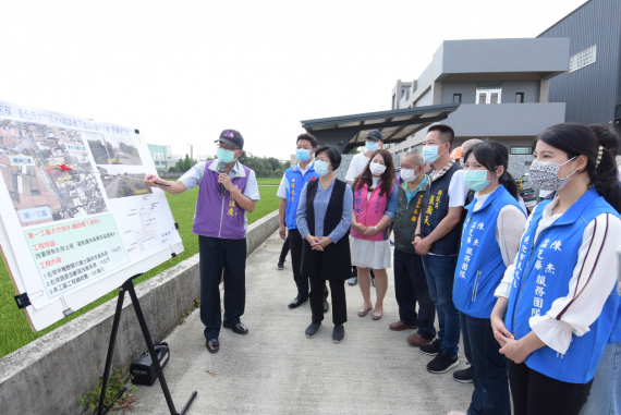 王惠美視察彰化市大竹排水改善雜草增生路面狹窄 Peopo 公民新聞 王惠美視察彰化市大竹排水改善雜草增生路面狹窄 Peopo 公民新聞