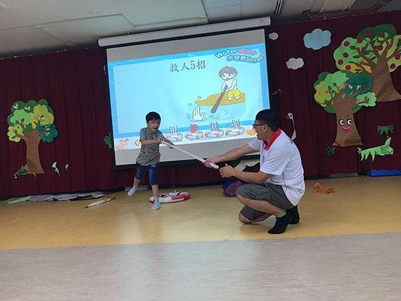 戲水安全避免與溺者近距離接觸一旦被反撲就無法掙脫 三民國小 Peopo 公民新聞 戲水安全避免與溺者近距離接觸一旦被反撲就無法掙脫 三民國小 Peopo 公民新聞