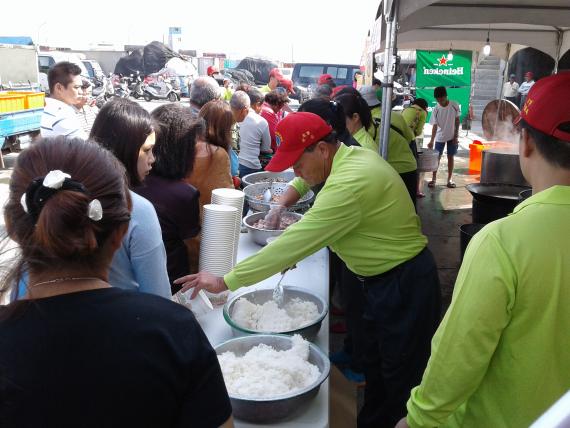 林園區中芸漁港海產粥只賣50元園遊會民眾搶購大排長龍 Peopo 公民新聞