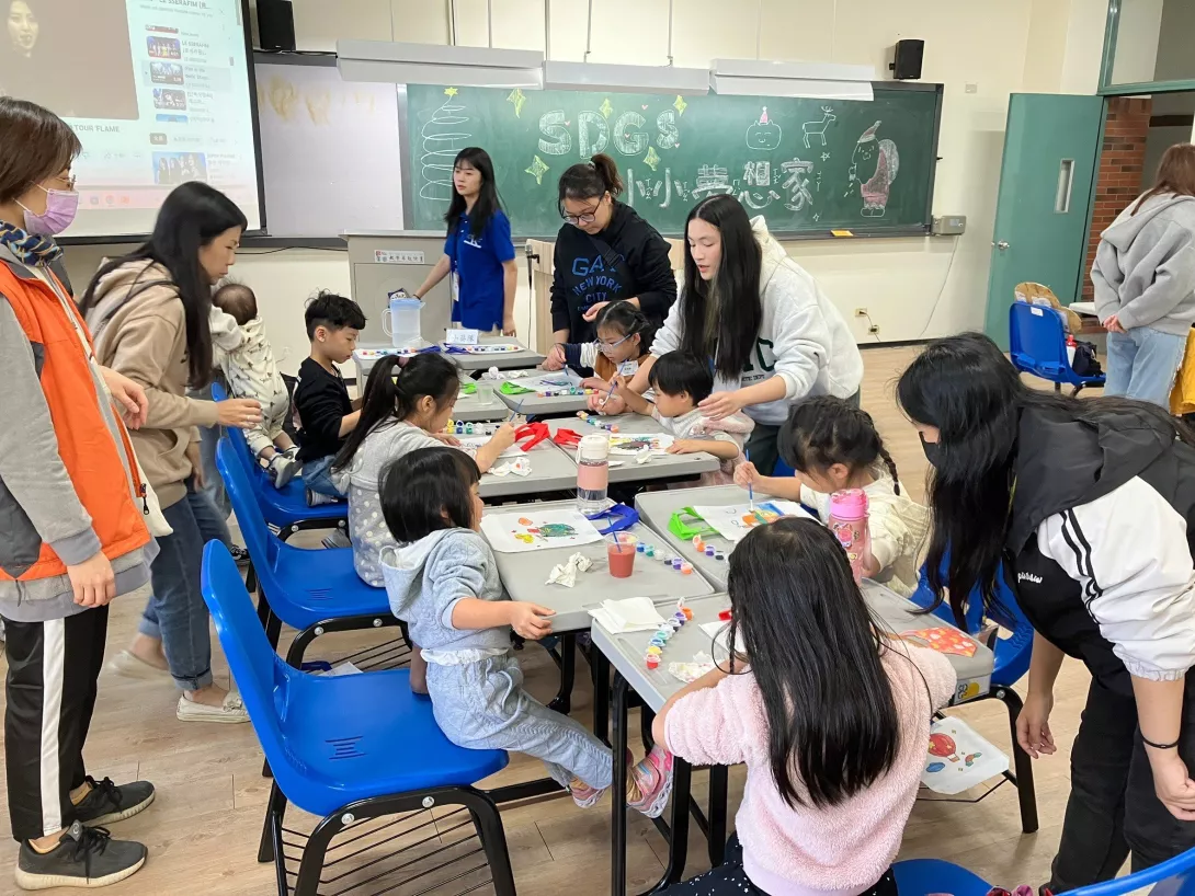 企管系學子透過創意學習方式,成就SDGs小小夢想家的永續種子。.