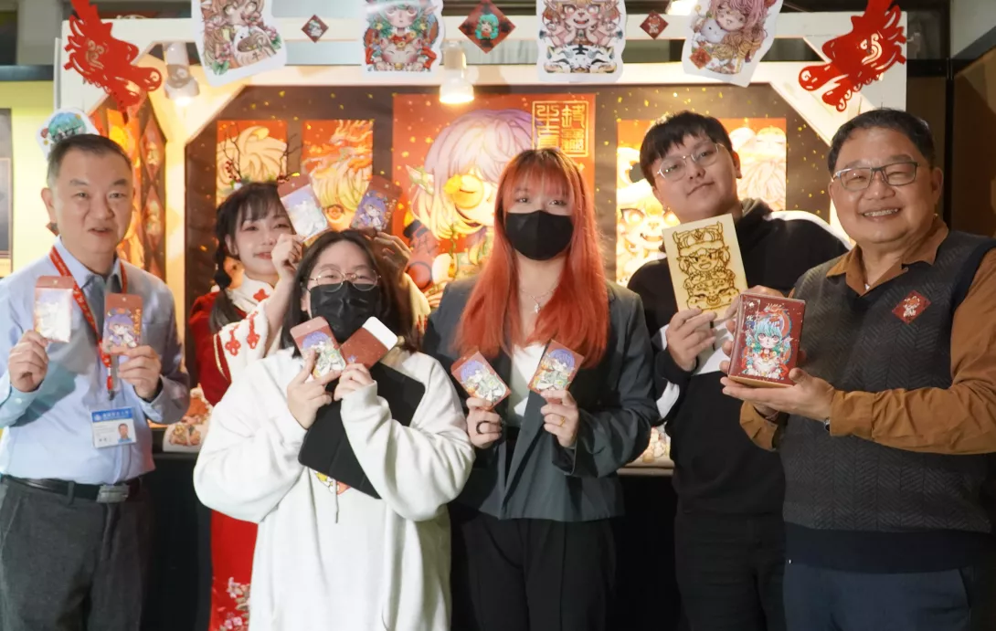 圖三:東南科技大學設計的十二生肖紅包袋、盲盒與香包等文創商品,結合深坑地方特色