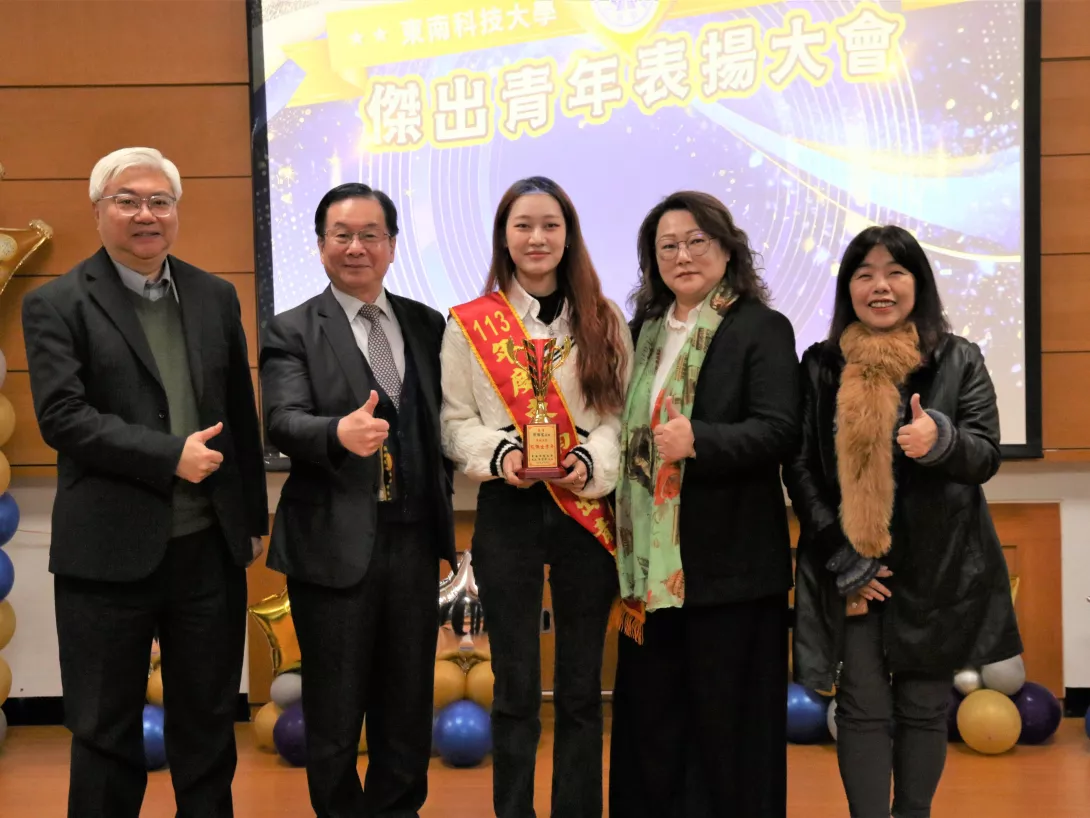 圖二:應用英語系彭郁宸(中)當選全校級傑出青年,