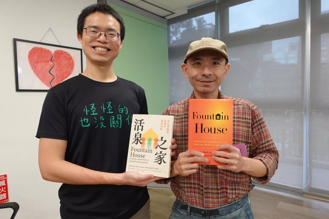 活泉之家主任劉俊緯(左)和譯者之一的尚彥(右),共同展示新書。