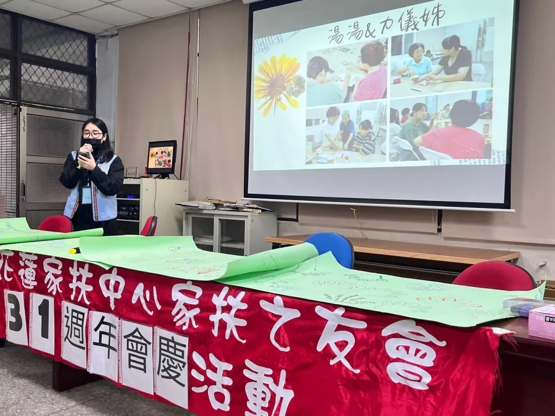 大專青年湯湯代表分享藝術輔療團體的感動
