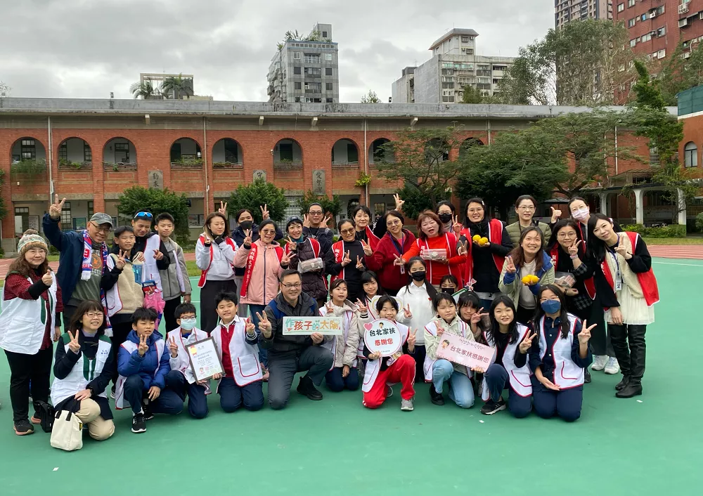 柳丁蘋果義賣大合照