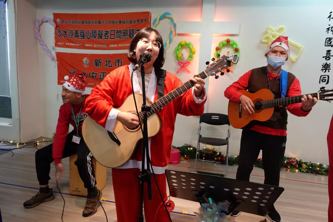 沙崙日照中心感謝音樂老師嘟嘟一年來的帶領與陪伴,讓服務對象有機會站上舞台,展現才華的一面。