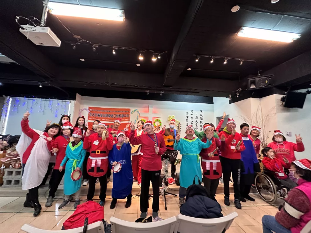 沙崙日照中心20日與在地居民、單位夥伴,以及有友善企業一起參與教會聖誕活動,並帶來精彩的舞台表演。