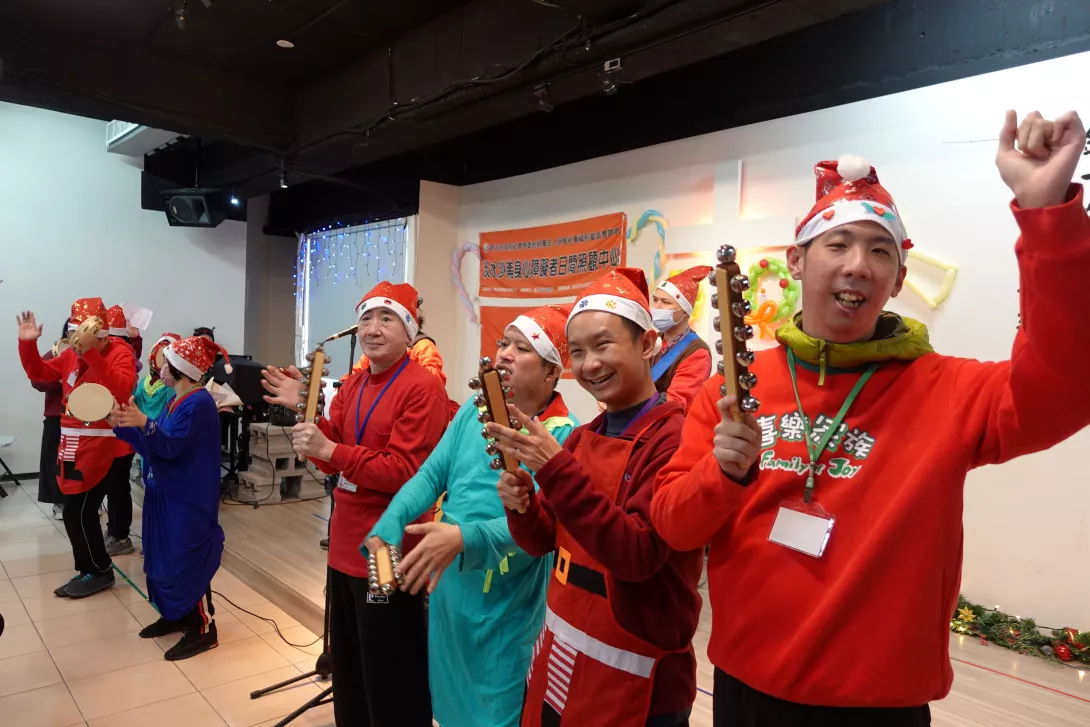 由學員們組成的「沙崙樂團」,在音樂老師嘟嘟的帶領下,展現精彩的聖誕音樂表演