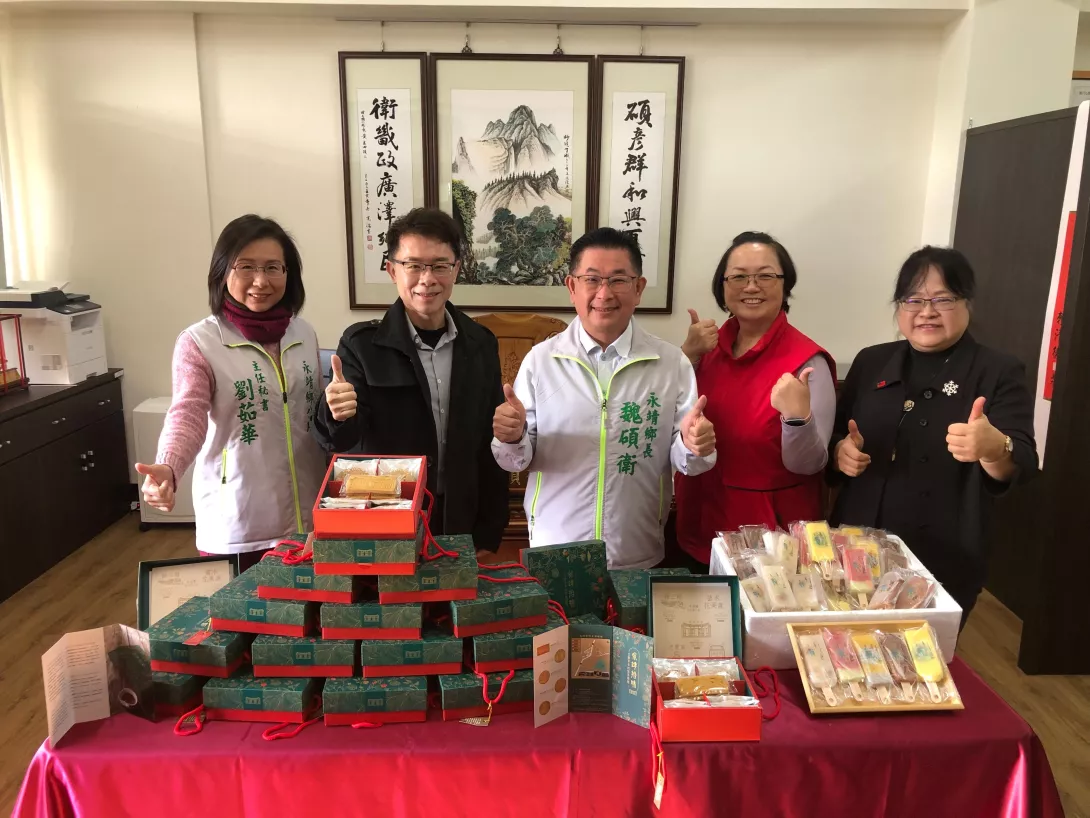 魏碩衛鄉長(右三)、企管系兼YSBC主任鄧美貞(右一)、千甲聚頤餐飲事業有限公司楊明宗博士(左二)、台灣城鄉永續發展協會黃薇方(右二)、永靖鄉主秘劉茹華(左一)