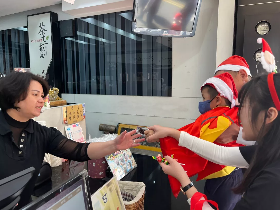 01台時專屬_伊甸慢飛天使與扶輪社社友,沿路發送糖果給民眾