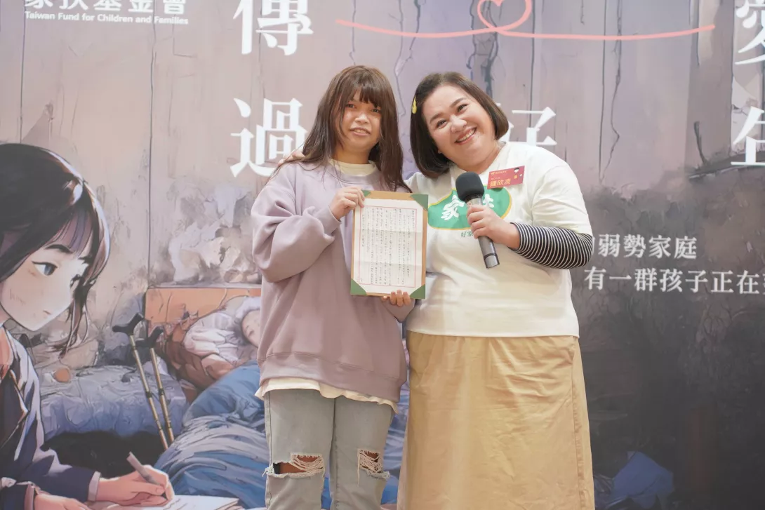 6.家扶兒千千(左)與鍾欣凌八年前出席家扶傳愛記者會,今年再次相見,千千已是大一生努力學習美容美髮。