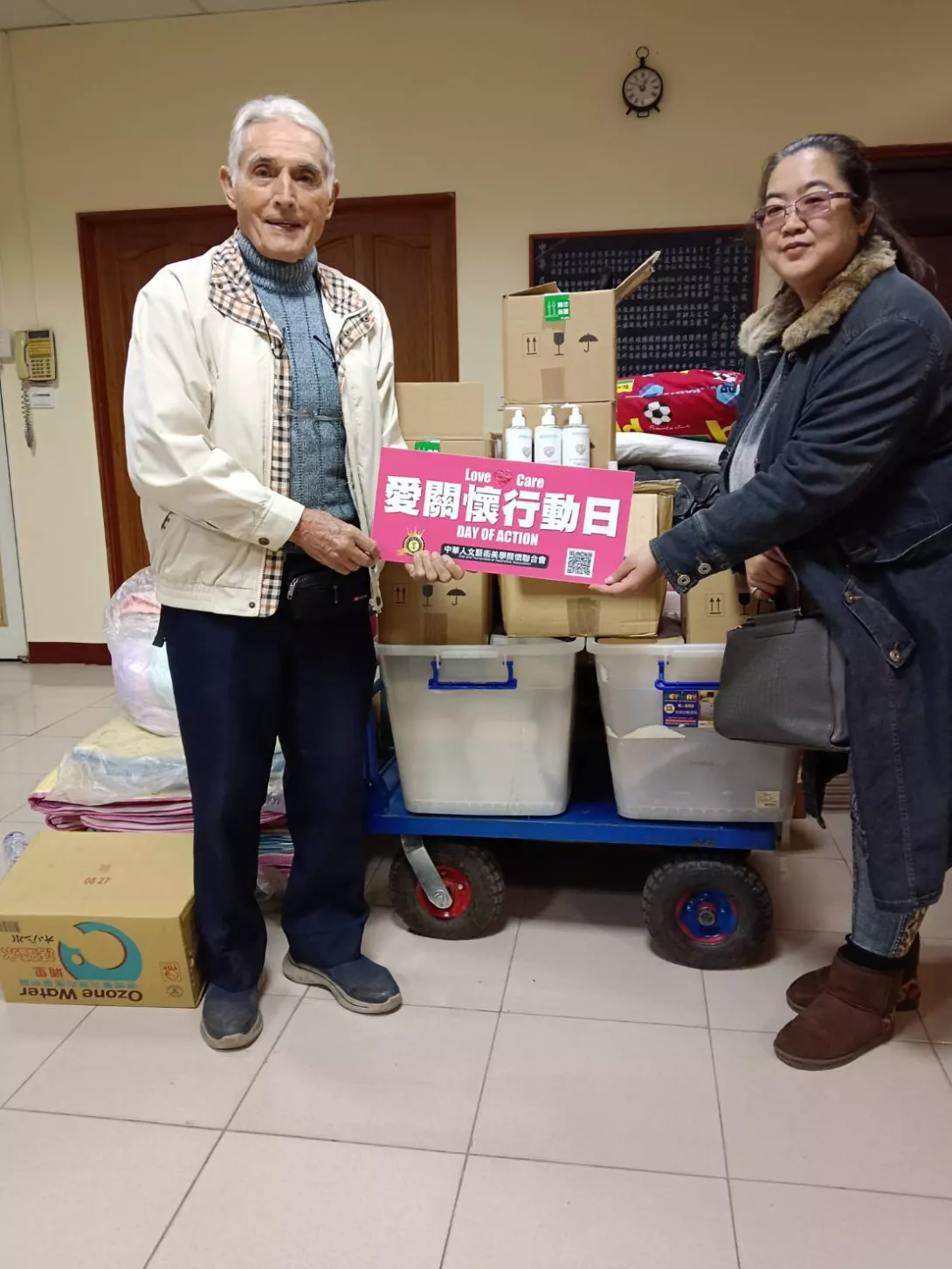 物資捐贈圖右法籍劉一峰神父、圖左召集人黃金華