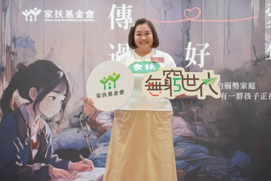 9.影后鍾欣凌睽違八年再次回到家扶,為弱勢孩子帶來滿滿祝福。