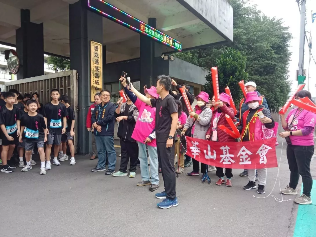 華山長輩化身資深啦啦隊,為基隆高中路跑學子,熱情吶喊助威。