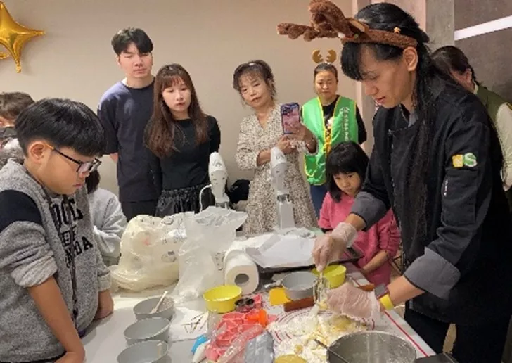 于晴(右一),透過烘培實作,幫助社區需要者習得一技之長(芥菜種會提供) (芥菜種會提供)
