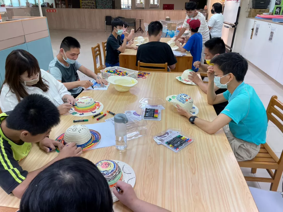 伊甸自民國107年起與桃園巿社會局合作,辦理「加樂工作坊」及「喜樂日照中心」,提供身障者多元支持。