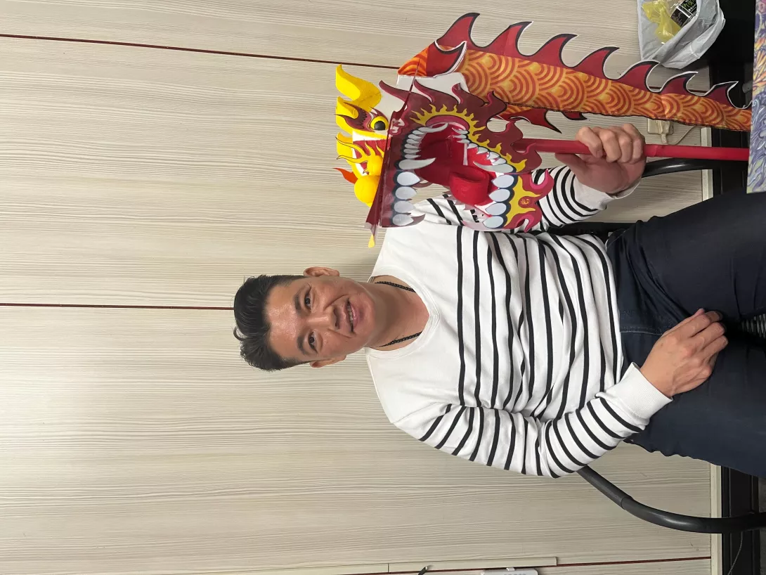 張勝傑製作小龍,讓兒童小小年紀能夠培養出對舞龍的熱情。(攝影/傅啟恩)