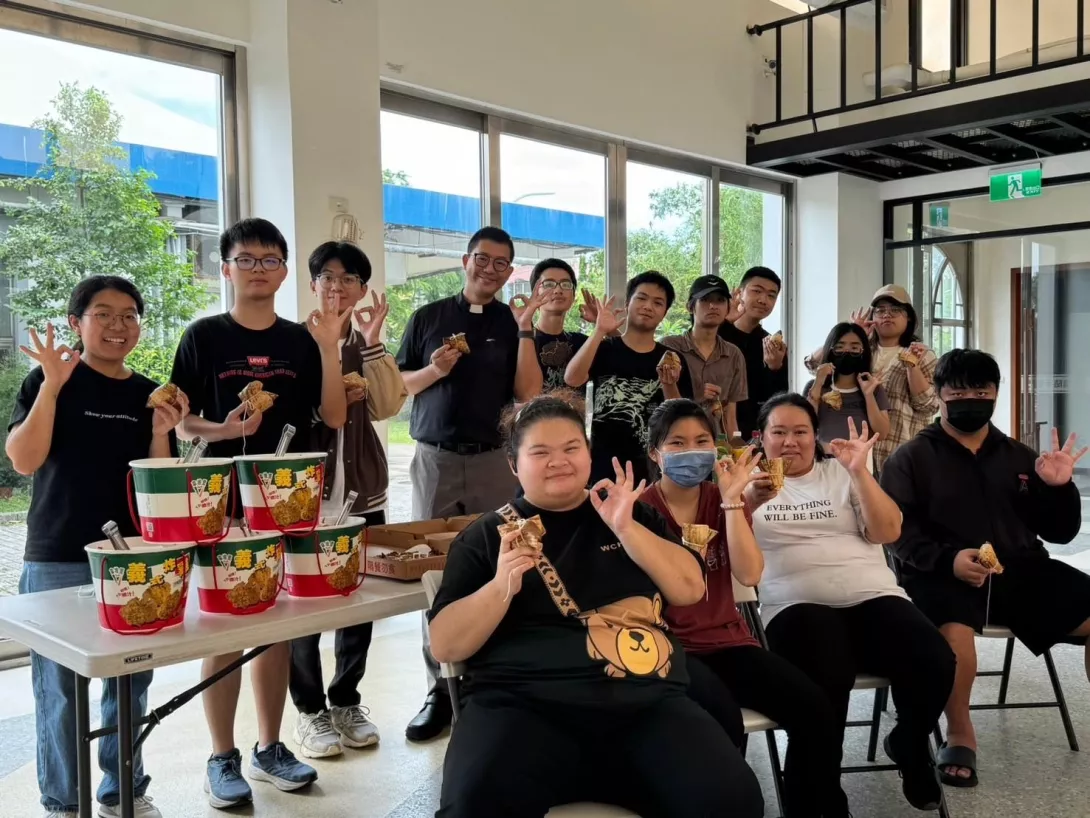 圖一:聖約翰科技大學吳興祥牧師(後排左四)透過教育和陪伴,持續關懷學生,榮獲教育部「113年生命教育績優人員」表揚。
