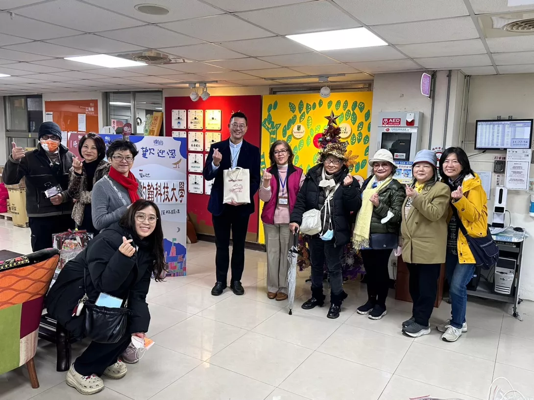 圖一:聖約翰科技大學校牧室吳興祥校牧(左五)帶領同仁及降臨堂教友一行9人親赴樂山教養院拜訪並送上祝福。