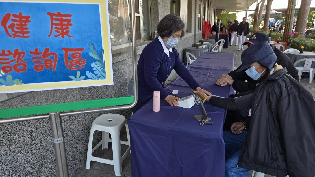 圖七 護理人員也為鄉親量血壓及健康諮詢20250111_100901_0