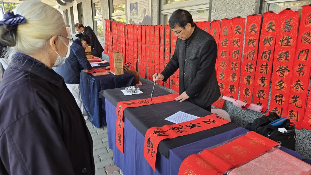 圖三 書畫志工也在現場揮毫送春聯20250111_090011_0
