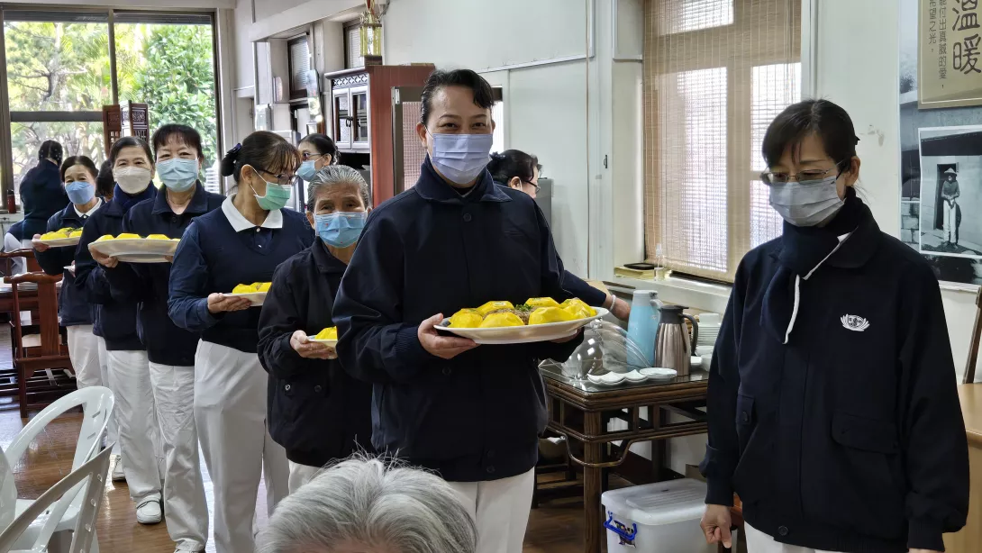 圖八 志工們將美味佳餚一一進場奉上餐桌20250111_113014_0