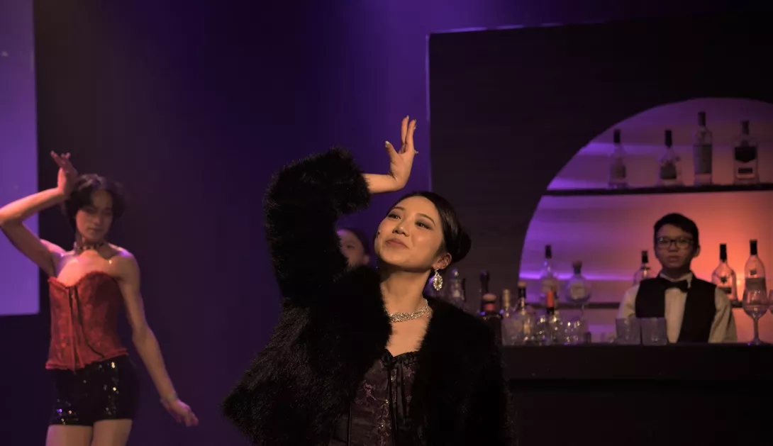 圖四:演員們在華麗燈光下展現活力四射的歌舞表演,融合戲劇與音樂,將《醉后》的戲劇張力推向最高潮。