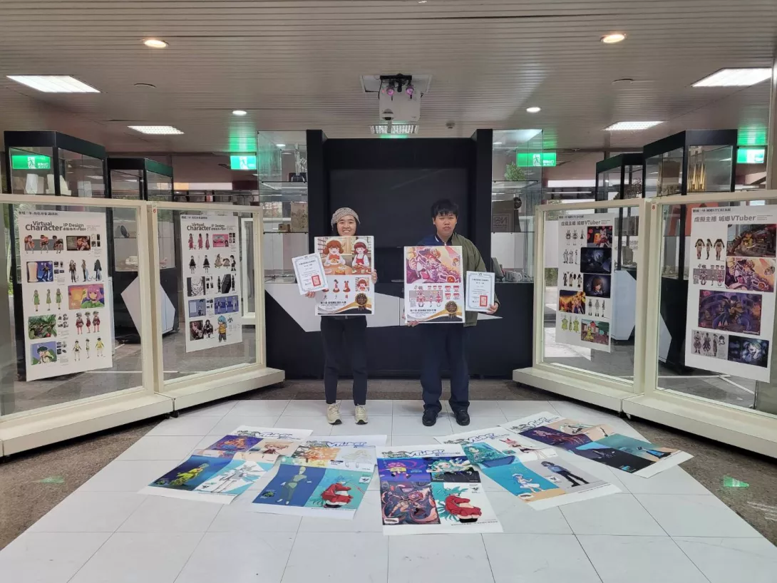 圖四:陳彥璋同學(金獎)與蔡禕璇同學(銅獎)合影,展現創意實力,為地方文化注入新活力。