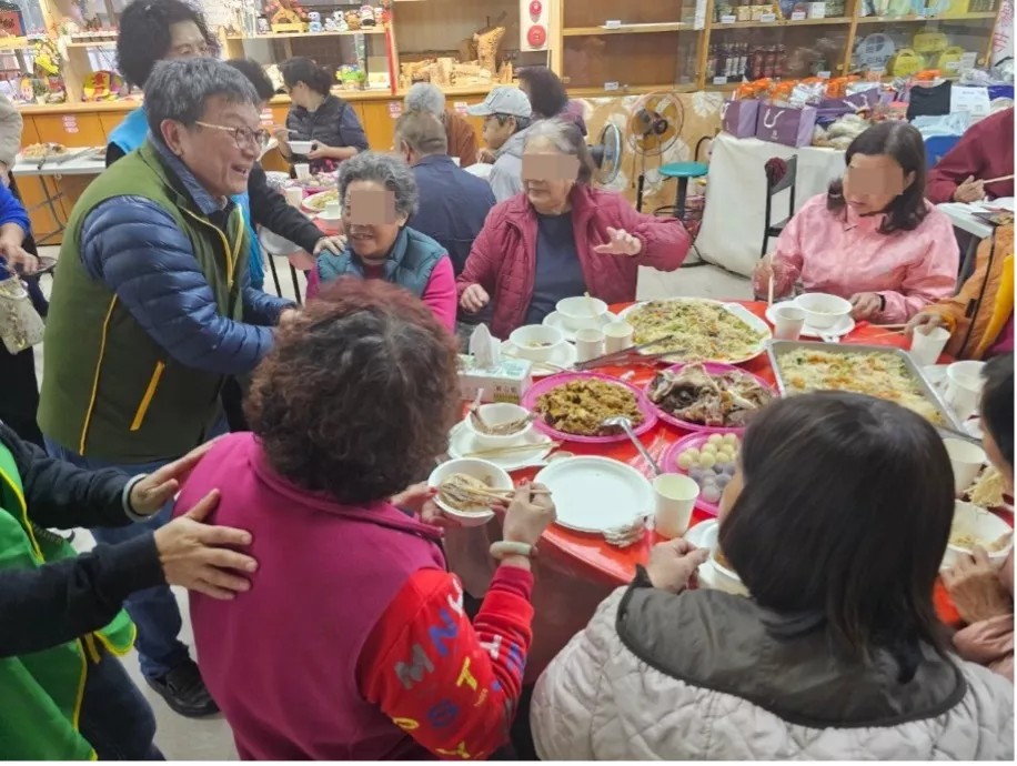 芥菜種會執透過圍爐為災民帶來祝福和盼望。左一為芥菜種會執行長李肇家。