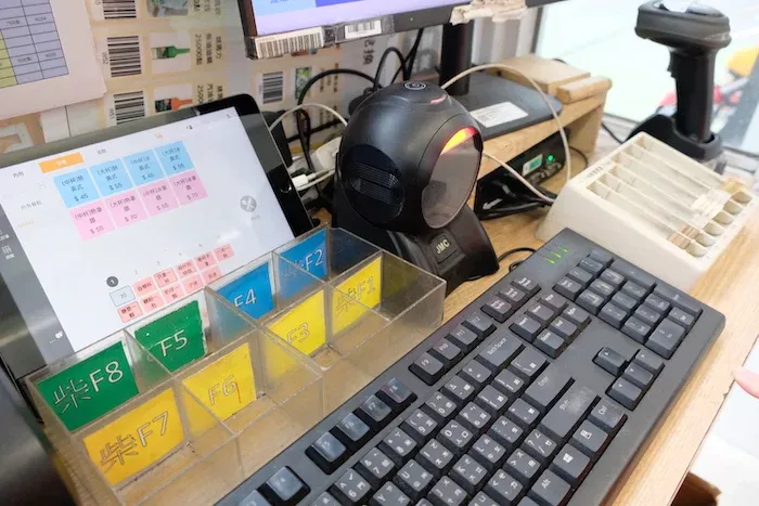 在加油站繁忙時,客人的信用卡會暫時放入對應的格子中,透過顏色和標記的區分,確保員工結帳或歸還卡片時不會出錯。攝/曾玉婷