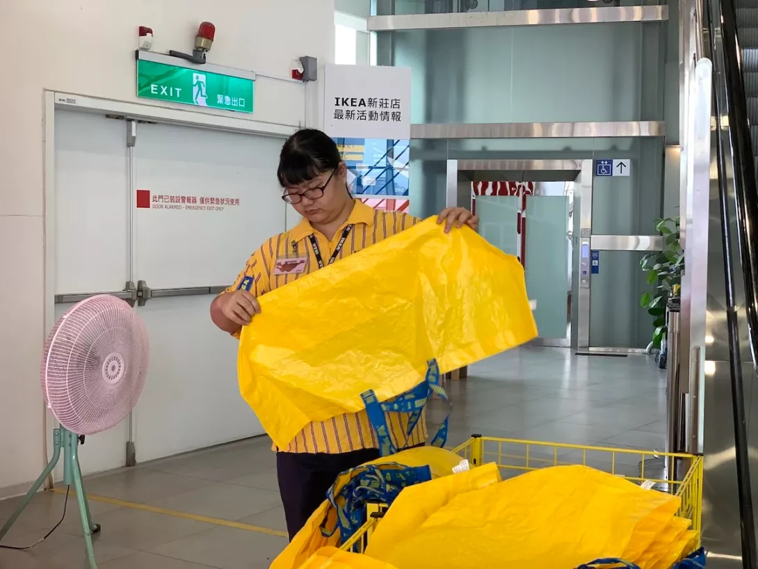 整理購物袋的 IKEA 員工。示意圖,非文中受訪者/IKEA 新莊店提供