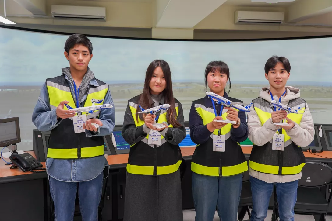 朝陽科大特別提供A350-900飛機模型作為營隊紀念品,超值航空體驗,讓學員十分開心。.