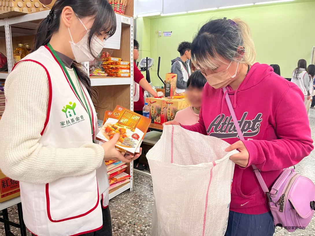林太太捐贈料理包及葵花油增添南投家扶家庭營養補給(1)