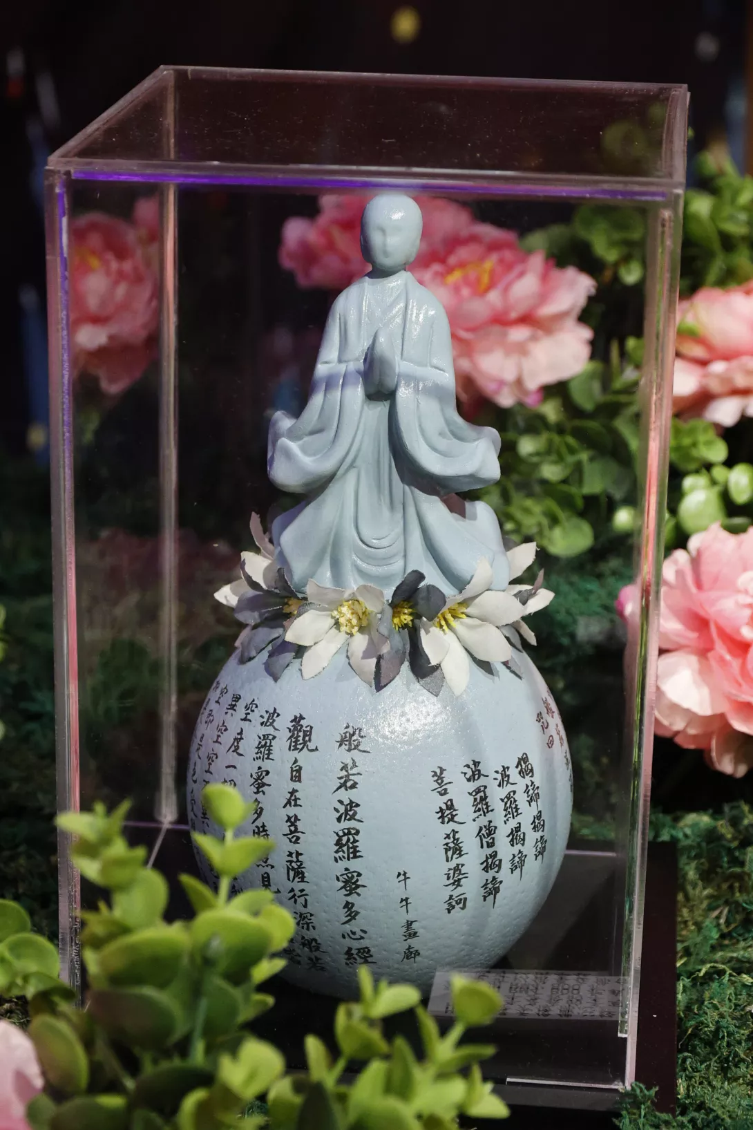 環保再利用,鴕鳥蛋搖身一變,成了充滿禪意與生命力的藝術作品。