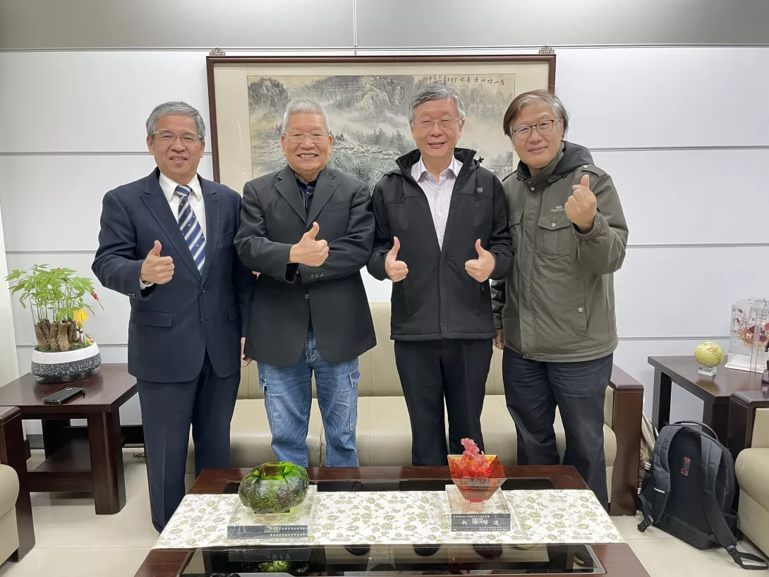 聖約翰科大校務諮詢顧問賀立維教授(左二)應邀至聖約翰科大演講。左起:唐彥博校長、賀立維教授、曾鴻鍊執行董事、陳家駿法律顧問。