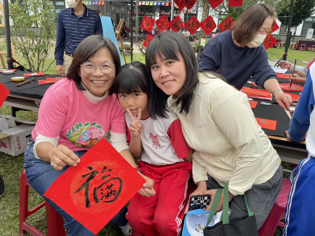 餉潭國小林秀英校長(左一)陪同孩子們體驗書法課程