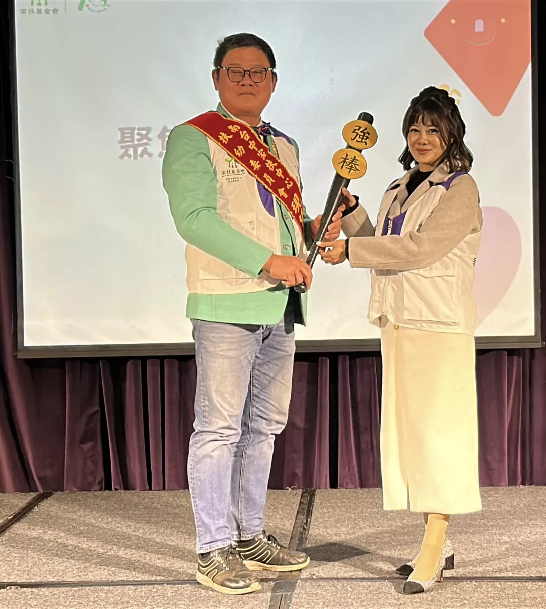 扶幼委員會梁俊仁主委(左)任期屆滿,交棒給謝瑾瑜主委。(南台中家扶提供)
