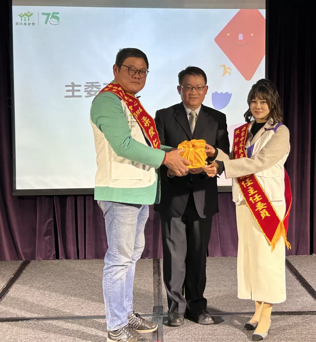 交接典禮由家扶基金會執行長周大堯(中)監交。(南台中家扶提供)
