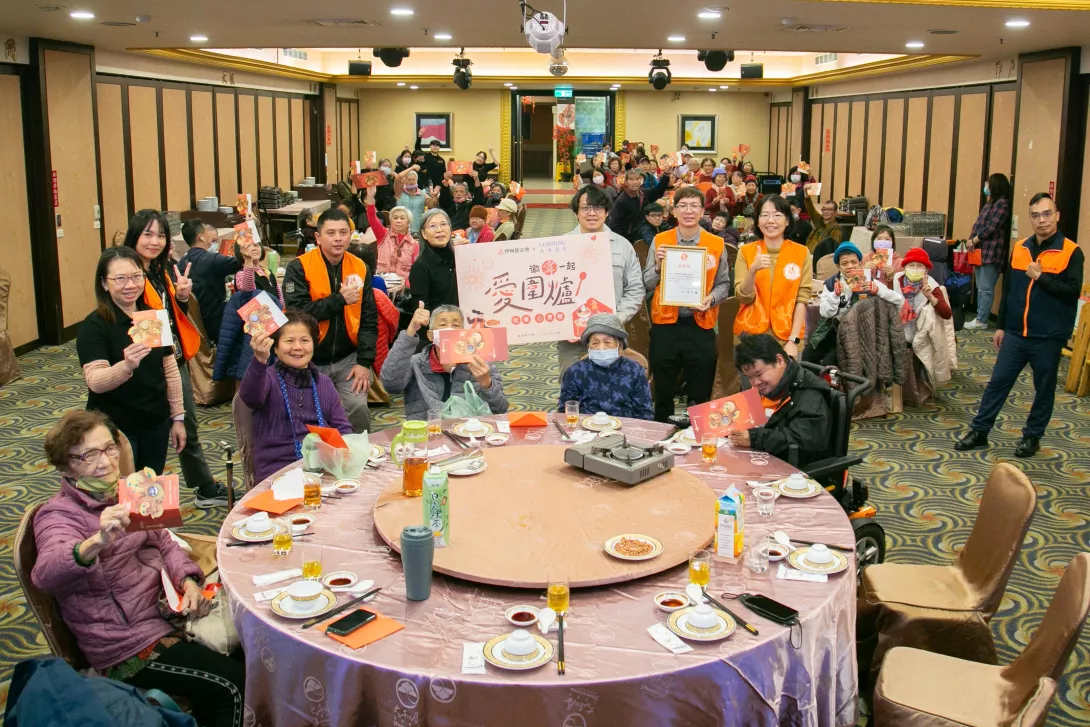 1.伊甸「台中居家式長照機構」舉辦愛圍爐活動,台灣康寧夥伴們也陪伴大家一同圍爐