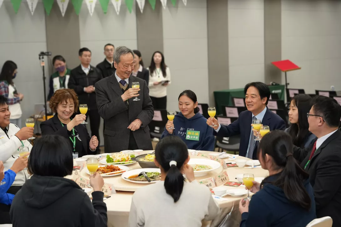 11.家扶基金會趙犁民董事長與賴清德總統舉杯同賀,共同祈願蛇年順利。
