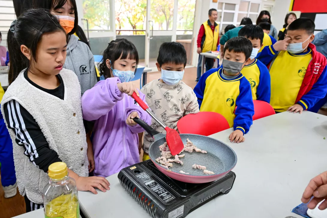 圖:小朋友們學習炒菜技巧