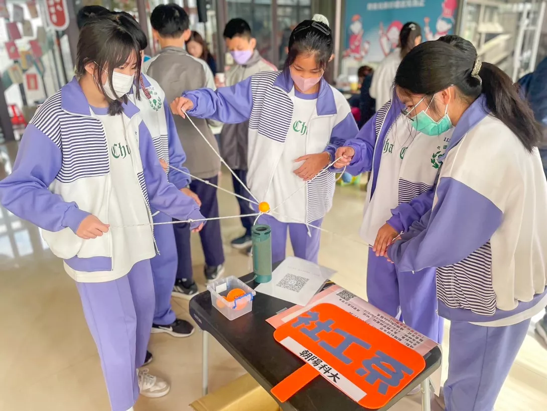 朝陽科大社工系透過遊戲學習方式,讓學子近距離接觸社工專業,創意十足。..jpg