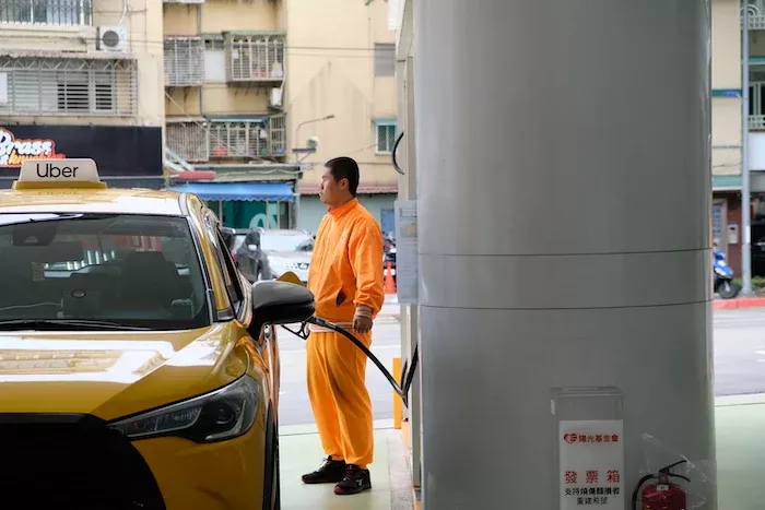 21 歲的黃柏竣在職業學校畢業後,就來到加油站工作。