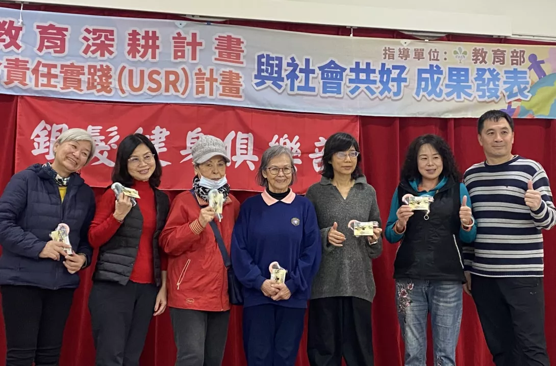 銀髮俱樂部在地深耕4年,學員們自主凝聚成學長姐制的團隊,彼此督促學習。