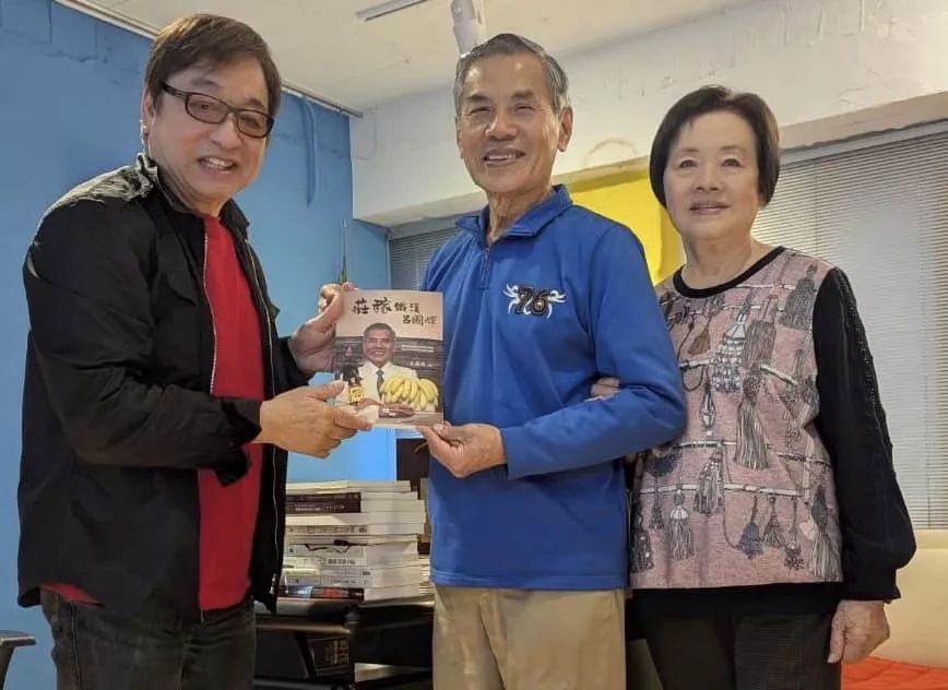 呂國輝伉儷獻書「關懷台灣文教基金會」董事長李濤