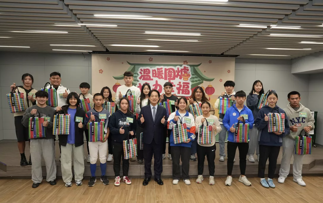 5.賴清德總統致贈新春福袋,勉勵兒少努力向前,勇敢迎接光明的未來。